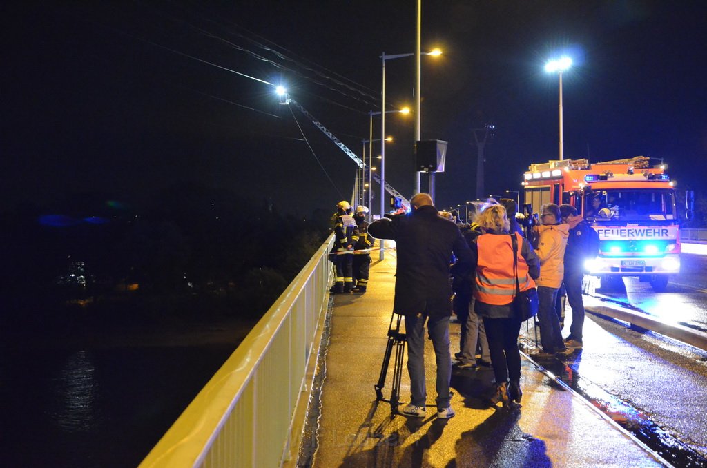 Einsatz BF Hoehenretter Koelner Seilbahn Hoehe Zoobruecke P2362.JPG